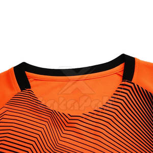 Camiseta de Fútbol Personalizada al por Mayor de Alta Calidad con Manga Corta y Tela de Secado Rápido, Adecuada para Escuelas, Clubes y Equipos Competitivos en Todo el Mundo - Product Image 3