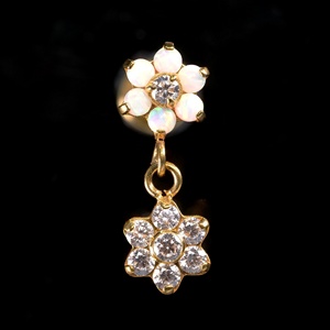 ต่างหูไทเทเนียมรูปดอกไม้ประดับโอปอลและเพชร CZ สำหรับเจาะกระดูกอ่อนหู ห่วงหู ทาร์กัส เครื่องประดับเจาะริมฝีปาก จี้ไทเทเนียม รุ่น 9228 DongZhiTi - Product Image 1