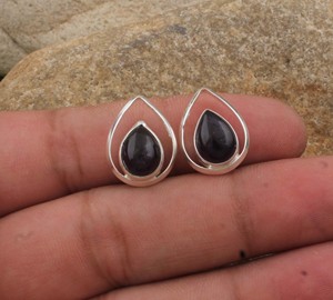 Boucles d'oreilles pendantes en argent sterling 925 avec grenat rouge naturel, bijoux fins faits à la main, vente en gros pour les détaillants - Product Image 1