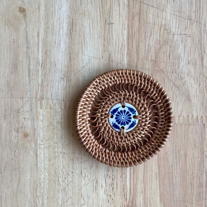 Posavasos minimalista de ratán, tapete de mesa, se puede usar como base pequeña para centros de mesa, velas o plantas pequeñas, hecho a mano en India. - Product Image 1