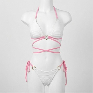 Ensemble de bikini blanc et rose à bretelles avec détail cœur, haut dos nu et bas à nouer sur les côtés, maillot de bain pour femme - Product Image 1