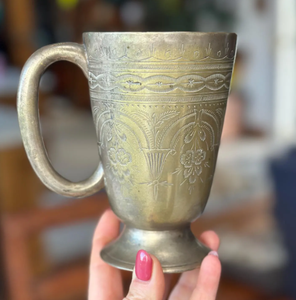 Mug vintage en argent plaqué, gravé de motifs floraux, avec poignée et base sur pied. Magnifique carafe en laiton doré poli, au design traditionnel raffiné. - Product Image 1
