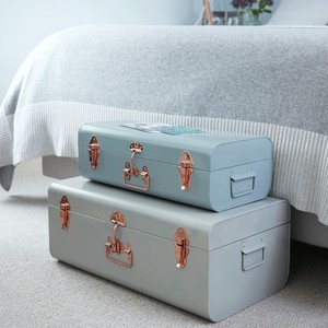 Juego de baúles metálicos azul pizarra con cierres plateados pulidos para una organización elegante del dormitorio - Product Image 6