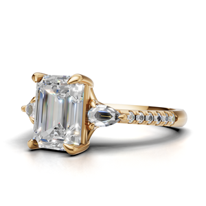 Anillo de Compromiso de Oro Amarillo/Blanco y Oro Rosa de 18K con Diamantes Cultivados en Laboratorio, Esmeralda y Corte Pera, Tres Piedras - Product Image 4