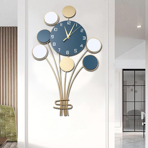 Belle horloge en métal qui garde la heure avec précision, finition métallique lisse, ajoute un aspect raffiné et luxueux à n'importe quelle pièce. - Product Image 1