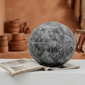Vase sphérique artisanal en céramique noire rustique Pelota S, pot décoratif pour table, vente en gros - Product Image 2