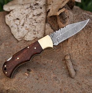 Cuchillo Plegable de Acero de Damasco con Mango de Madera, Hoja con Punta Caída y Borde Dentado, Cuchillo de Caza - Product Image 4