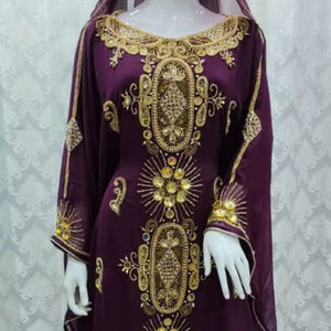 ชุดกะฟตันสีม่วงรอยัลหรูหรา ผ้าจอร์เจียร์ ปักลายทองอย่างประณีต ประดับคริสตัล ระบายอากาศได้ดี น้ำหนักเบา เหมาะสำหรับงานปาร์ตี้ - Product Image 1
