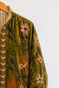 Chaqueta Vintage de Terciopelo Verde con Bordado Suzani y Patrón Floral, Manga Larga, Cuello Alto, Hecha a Mano, Ropa de Abrigo de Invierno para Mujer - Product Image 4