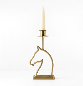 Porte-bougie décoratif équestre avec une élégante finition dorée inspirée du design classique d'une étrier de cheval, avec un support de bougie haut. - Product Image 2