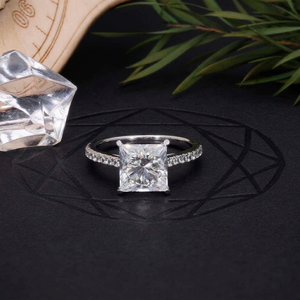 Bague de fiançailles solitaire D'VINS 2,00 carats taille princesse avec 33 diamants de laboratoire pavés, or blanc 18 carats, certifiée IGI, style tendance - Product Image 1