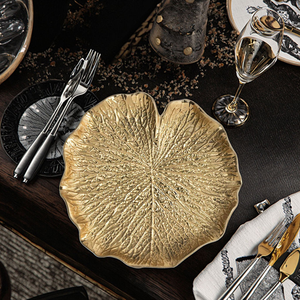 Assiette décorative en laiton en forme de feuille, gravée à la main avec motif végétal, design minimaliste pour la table à manger - Product Image 5