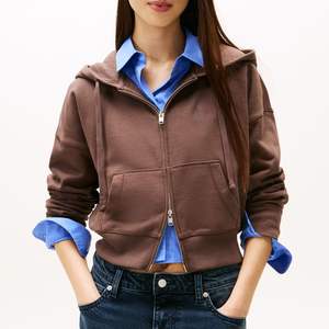 Vente en gros de crop tops respirants de haute qualité pour femmes, personnalisables OEM, streetwear, yoga, sport, entraînement, sweat à capuche, marque privée - Product Image 2