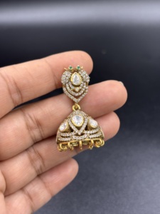 Boucles d'oreilles pendantes vintage plaquées or Amaira Jewels SM-470, cristaux taillés en poire, strass, accents de pierres vertes, bijoux de mariage pour femmes - Product Image 1