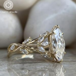 Bague de fiançailles classique vintage pour femme en argent plaqué or avec moissanite taille coussin, sertie à griffes, certifiée IGI - Charm Jewells - Product Image 6