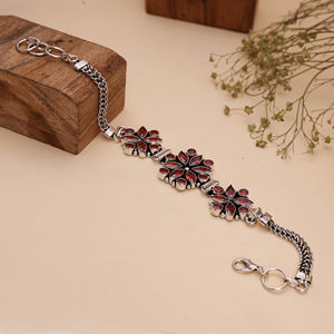 Pulsera de Mujer Moderna con Cuentas de Latón Plateado en Plata Antigua y Circonitas Cúbicas Rojas en Forma de Flor - Product Image 4