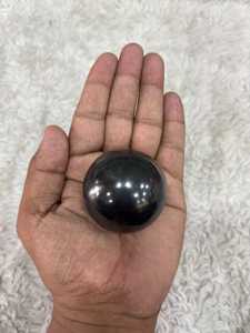 Esfera de cristal de shungita elaborada con piedra mineral natural, con ricos tonos de grafito, acabado redondeado y brillo subtil. - Product Image 4