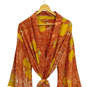 Kimono de Lujo con Parches de Seda, Túnica Larga para Dormir o como Cubre Bikini, Kimono Hecho a Mano con Sari de Seda Reciclada Vintage de la India - Product Image 1