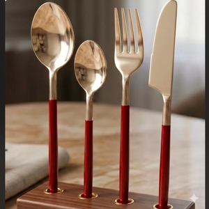 Ensemble de couverts plaqués or PVD avec poignées rouges, design moderne, passe au lave-vaisselle, cuillère, fourchette, couteau, vaisselle, ensemble de 4 couverts - Product Image 2