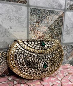 Elegante bolso clutch con adornos kundan y detalles intrincados, perfecto para bodas, fiestas y celebraciones. POR F S INTERNATIONAL - Product Image 5