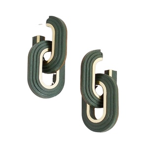 การออกแบบใหม่เรซินต่างหูล่าสุดมาถึงใหม่ขายส่งที่กำหนดเองสีต่างหูแฟชั่นชุดอะคริลิหูฟังสำหรับผู้หญิง - Product Image 3