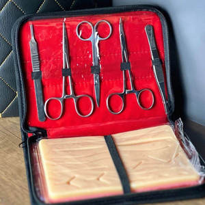 Kit complet d'entraînement aux sutures pour étudiants en médecine avec coussinet en silicone et instruments en acier inoxydable pour la formation clinique - Product Image 1