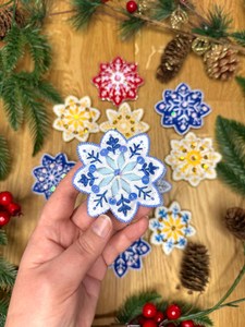 Ornement de Noël suspendu en coton brodé fait main - Décoration festive durable, écologique et colorée de 15 cm pour la maison - Product Image 3