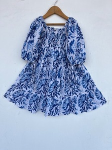 Stylisches Mädchenkleid aus Baumwolle mit Erdbeer-Motiv, Rüschenkragen, Knopfverschluss und gerafftem Rocksaum in Rot - Product Image 1