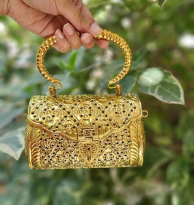 Pochette en acier artisanal avec motif sculpté, luxueuse pour femmes élégantes et prestigieuses, par HF CRAFTS - Product Image 4