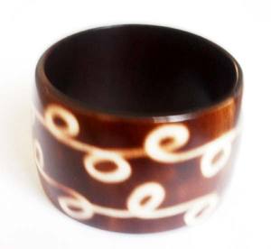 Brazaletes de resina hechos a mano de diseño de lujo de calidad superior, pulseras de puño, colección de joyas de diseñador de moda de disfraces en oferta - Product Image 1