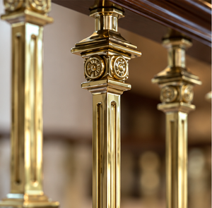 Barandilla de Escalera Metálica en Tono Dorado Estilo Regency Revival con Balaustres Esculpidos para Villas, Hoteles e Interiores Clásicos - Product Image 2