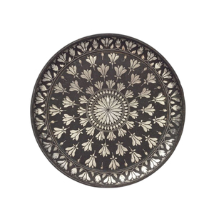 Plateau de service décoratif en métal avec incrustations d'argent traditionnelles, motifs floraux et géométriques complexes, plateau de service marocain en métal en solde - Product Image 1