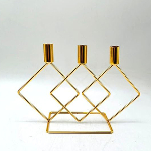 Porte-bougie triple doré avec design géométrique en fil métallique, centre de table pour mariage, fête, Noël - Product Image 2