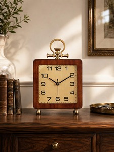 Reloj de Escritorio Cuadrado de Madera con Detalles en Latón, Diseño Tradicional, Movimiento de Cuarzo, Funciona con Batería, Función de Alarma - Product Image 1