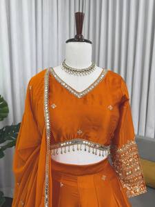 Lehenga Choli en soie satinée avec travail de broderie et de paillettes - Product Image 5