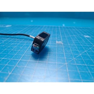 Sensor Fotoeléctrico KEYENCE PZ2-61, Receptor Usado Como Está, Piezas de Equipos Semiconductores de Época - Product Image 2