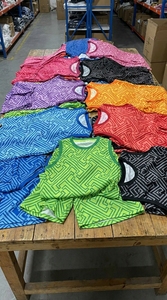 ชุดกีฬาแขนกุดระบายอากาศสำหรับผู้ชาย – เสื้อกล้ามน้ำหนักเบาและกางเกงขาสั้นพิมพ์ลายเรขาคณิต - Product Image 3