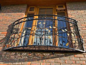 Barandilla de balcón de hierro forjado con patrones decorativos y estilo tradicional; resistente al óxido y apta para uso en exteriores. - Product Image 4