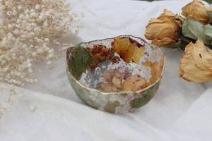 Cuenco de Resina Floral Personalizado, Hecho y Pintado a Mano, Artesanía Atemporal para Preservación de Flores en Bodas y Recuerdos - Product Image 6