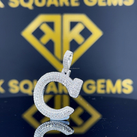 Pendentif Hip Hop en or plaqué 18 carats, méticuleusement conçu, alliant élégance moderne et charme intemporel, le rendant un accessoire de mode.