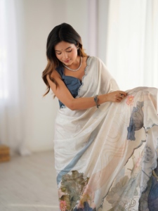 Sari indien traditionnel pour mariage, imprimé de motifs floraux Kutchi, en chinnon lourd, avec bordure perlée, pour femmes. - Product Image 5