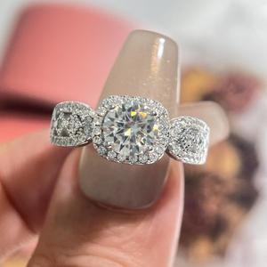 Bague de fiançailles élégante en argent sterling 925 avec trois diamants de laboratoire taille coussin, bijoux de mariage pour femmes - Product Image 1