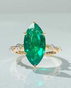 Anillo de Oro Sólido de 18k/14k con Esmeralda Natural de Corte Marquesa de 2.40ct, con Laterales de Diamantes Cultivados en Laboratorio y Halo Oculto - Product Image 1