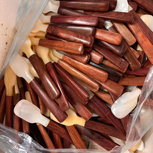 ช้อนไข่มุกหอยมุก ด้ามไม้ ผลิตจากเวียดนามโดยตรง ขายส่งจำนวนมาก รับผลิตตามสั่ง พร้อมติดฉลาก OEM สำหรับชุดอาหาร - Product Image 1