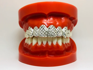 Grilles de bouche à dents de diamant Grillz VVS Moissanite en argent sterling 925 glacé Hip Hop sur mesure de l'exportateur indien - Product Image 2