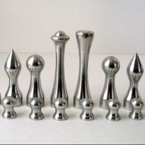 Piezas de ajedrez metálicas en estilo varilla, juego de ajedrez contemporáneo para una decoración elegante en el hogar u oficina, ideal como regalo. - Product Image 1