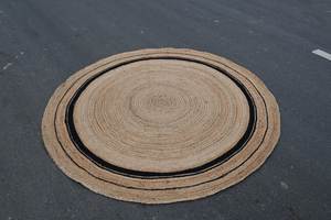 พรมปูพื้นทรงกลมทำจากปอกระเจาธรรมชาติถักทอด้วยมือ พร้อมขอบสีดำลายวงแหวน – พรมปูพื้นรักษ์โลก ขนาดสั่งทำได้ พรมปูพื้นทรงกลมถักจากปอกระเจา - Product Image 4