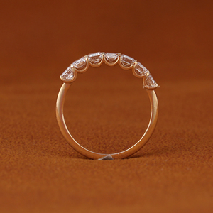 Bague demi-éternité en or massif 14 carats avec diamants de laboratoire taille émeraude 2,50 TCW, couleur VVS VS DEF, pour mariage - Product Image 5