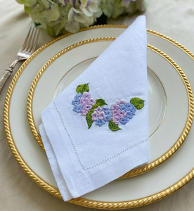 ผ้าเช็ดปากปักลายดอกไฮเดรนเยียแบบสั่งทำขายส่ง ผ้าลินินสำหรับงานเลี้ยงอาหารค่ำ ผ้าเช็ดปากเย็บริมอย่างดี ทนทาน เหมาะสำหรับใช้ในบ้าน งานแต่งงาน และงานอีเว้นท์ต่างๆ - Product Image 3