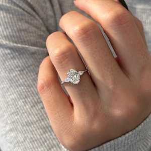 Anillo de Tres Piedras con Diamantes Cultivados en Laboratorio de 1.5 Quilates, Corte Oval y en Forma de Pera, Oro Blanco de 14k, Certificado IGI - Product Image 1